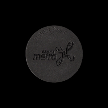 Пластиковый голубой жетон метро Киева, аверс, 1994 год, на чёрном фоне